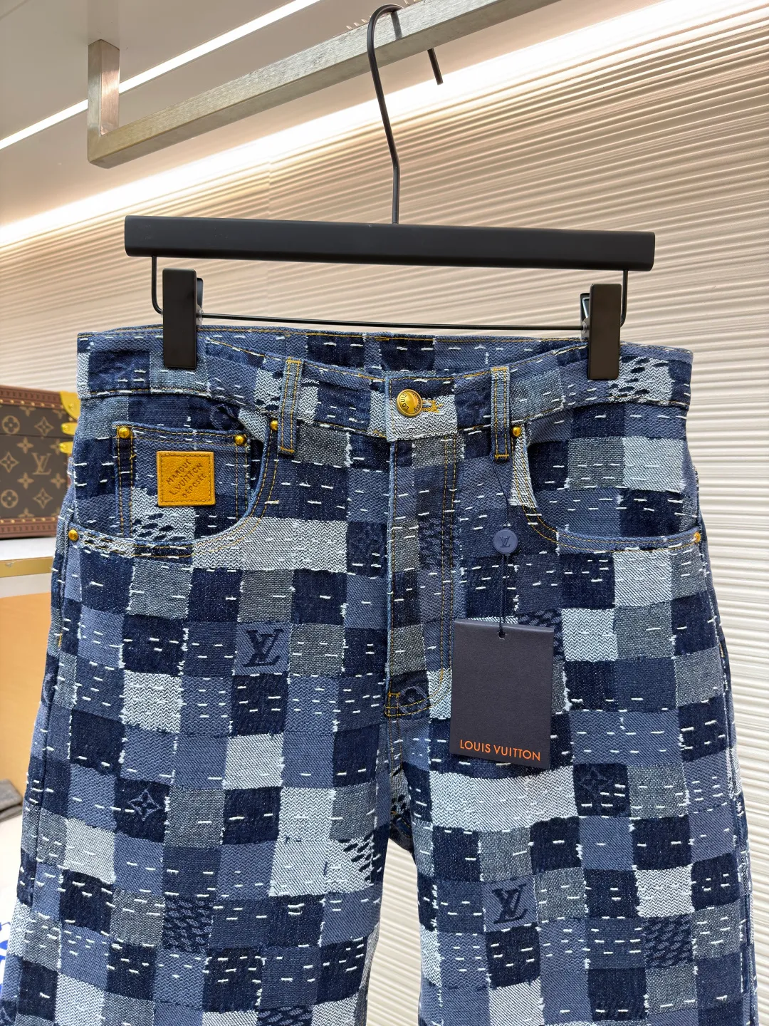 LOUIS VUITTON Nigo co-branded jacquard checkerboard denim trousers ●Authentic product: purchased and developed at 17600 ●Item number: 1680494-B55 ●Material: denim fabric ●Technology: jacquard production ●Version: fitted version ●Weight: about 870 grams ●Size: 28-30-32-34-36 ●Description: This skateboard jeans is from Pharrell The 2025 autumn and winter series collaborated by Williams and Nigo is made of 100% cotton fabric, which combines comfort and durability. The design cleverly incorporates the brand's iconic Damier plaid elements, paying tribute to traditional Japanese patchwork techniques through unique patchwork techniques. The trousers are cut in a classic five-pocket jean style, with pearlescent button placket and rivet embellishments at the front for refined details. An all-over logo jacquard accentuates the brand's identity, while a nubuck leather label adds a premium touch. The overall wiring is straight and delicate, the fabric is comfortable and soft, and the color is consistent without color difference. It can be matched with the same style to create a fashionable look and control various occasions. Customized accessories, complete with three standards, same style for men and women!